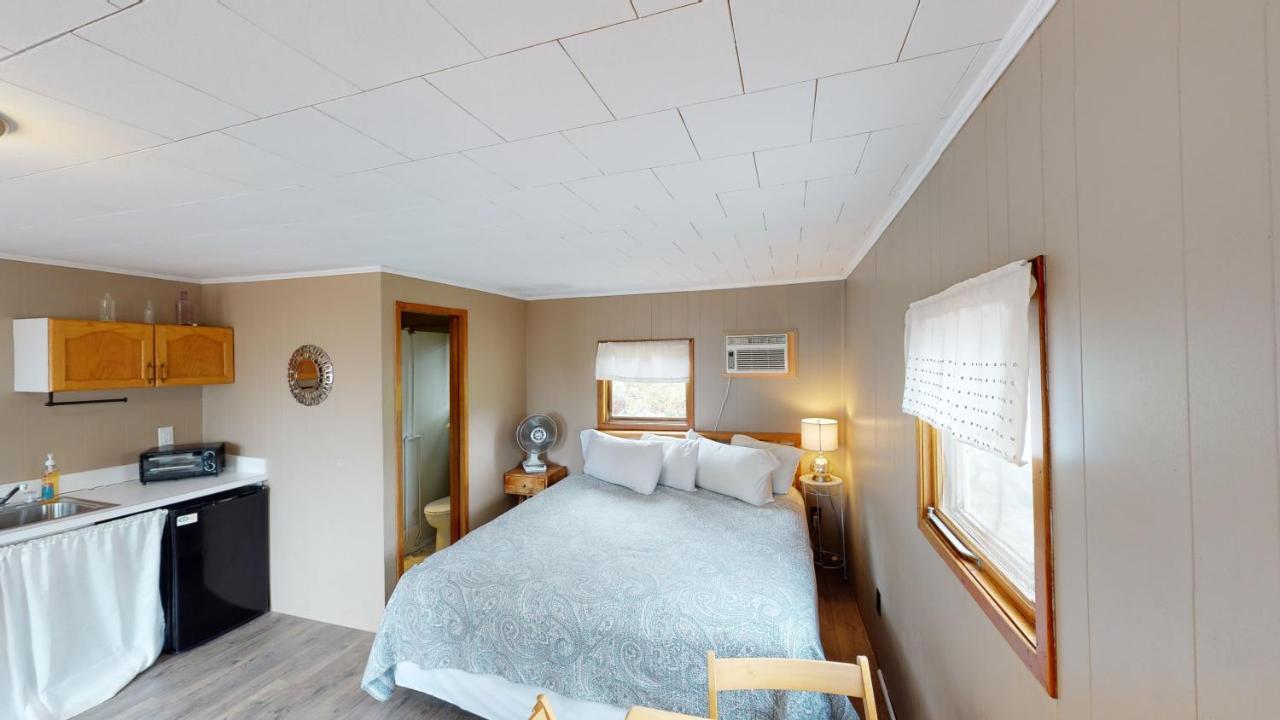 The Lakeview Inn & Cottages Уиърс Бийч Екстериор снимка